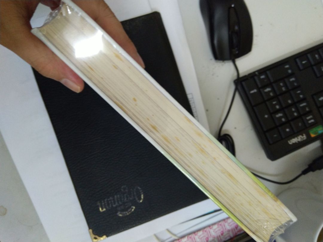 Tiki giao hàng nhanh nhưng sách đã bị ố vàng, phía góc bên phải sách hơi méo, chắc do va đập khi vận chuyển, mình đã yêu cầu Tiki đổi trả rồi.