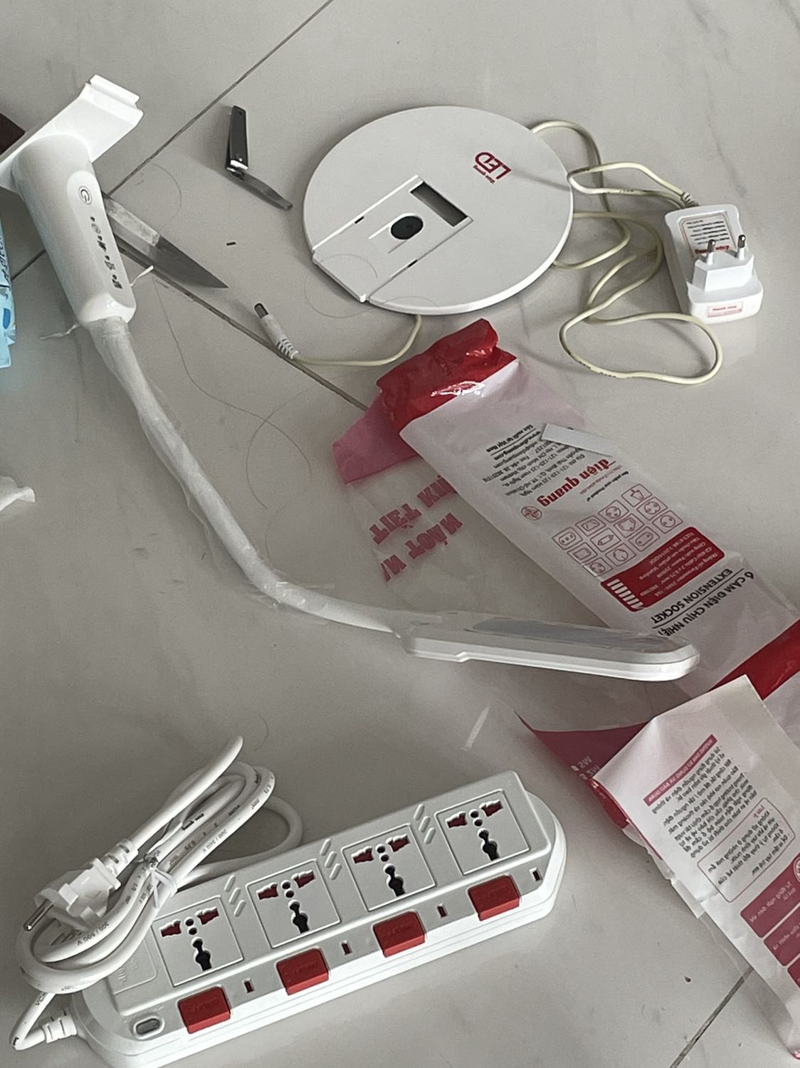 1 cái đèn học gần 600 ngàn thì vốn dĩ ko phải loại rẻ tiền. Hơn nữa hộp đèn cũng chẳng phải loại niêm phong. Lúc mở ra thì hộp đèn kiểu cũ dơ, miếng keo dán rách. Trong hình cũng thấy cọng dây đèn vàng khè như kiểu đc tiếp xúc ngoài ko khí chứ ko phải hàng mới nguyên seal. Làm ăn quan trọng là uy tín. Điện quang ráng tống hàng bán được thì mừng nhưng làm 1 khách hàng thất vọng kiểu này ko đáng. NHÌN KO KHÁC GÌ ĐỒ MUA lại ở mấy tiệm điện bán đồ cũ