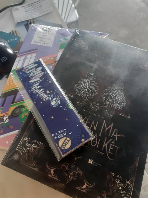 Lướt thấy trên *** nhiều người trong list friend mua, nên mình tiện tay hốt cùng quyển Hồ Sơ Tâm Lý Phạm Tội luôn=)))).

Giao hàng nhanh, đóng gói không tệ, tuy nhiên seal bị rách, nhưng sách vẫn ổn, tạm chấp nhận.

Không mong chờ về độ kinh dị hay nội mấy, mình đã từng đọc qua vài chục chap của bộ Xông Vào Ngỏ Âm Dương cùng tác giả, có lẽ lối hành văn không hợp gout nên dừng ngang.

Theo cảm nhận cá nhân, mình thấy giọng văn không quá xuất sắc, dịch giả làm khá tốt (mình có đọc bộ Bức Họa Múa Rối Xương do bạn này dịch, rất mượt mà), nên có lẽ vấn đề nằm ở tác giả, hoặc do dạng này không đúng sở thích của mình, nhưng nội dung thật sự khá nhanh, không đọng lại nhiều ấn tượng, đọc để giải trí vui vui hay cho mấy bạn vừa chập chững tập đọc đam mỹ kinh dị cũng được. Nói chung là, nếu ai ôm tâm tình chờ mong một bộ truyện ma mị lý thú rùng rợn thì mình sẽ không đề cử bộ này, chỉ nên đọc vui thôi.