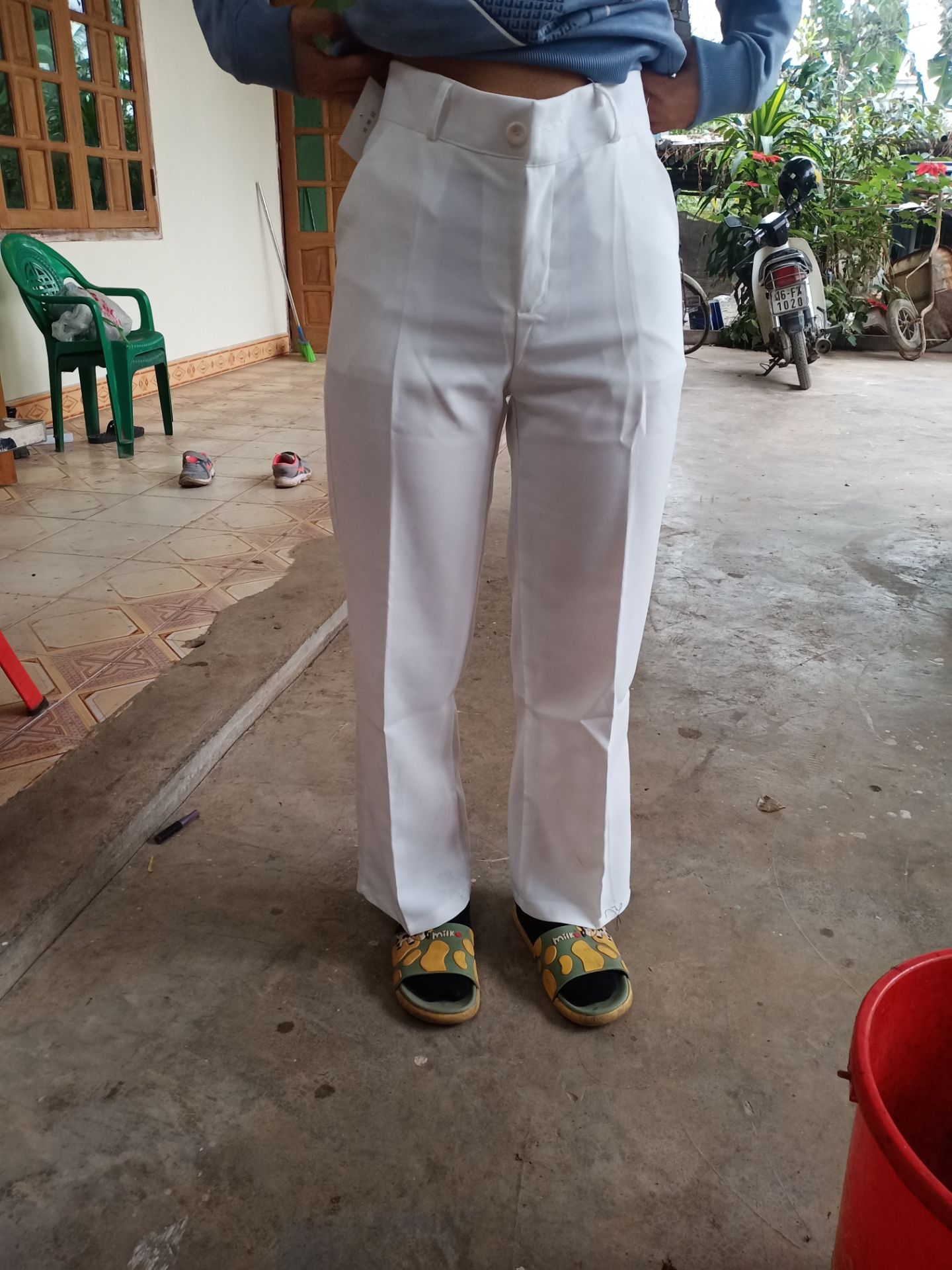 tiki giao hàng nhanh hơn quá!!! bọc hàng cẩn thận, chất vải dày dặn. Do em mình nó béo nhìn không được như hình lắm. thôi mặc trong áo dài nên cũng không quan trọng lắm! mị mua km còn 89k