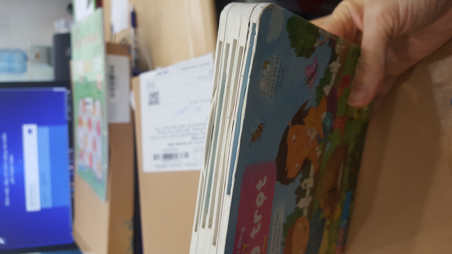 Tiki giao hàng nhanh, sớm hơn  1 ngày so với thông báo nhưng vào mở sách ra thì bẩn sờn như sách cũ, mình đã liên hệ tổng đài để báo, hy vọng tiki đổi hàng sớm giúp mình vì sách mình mua tặng. Tks