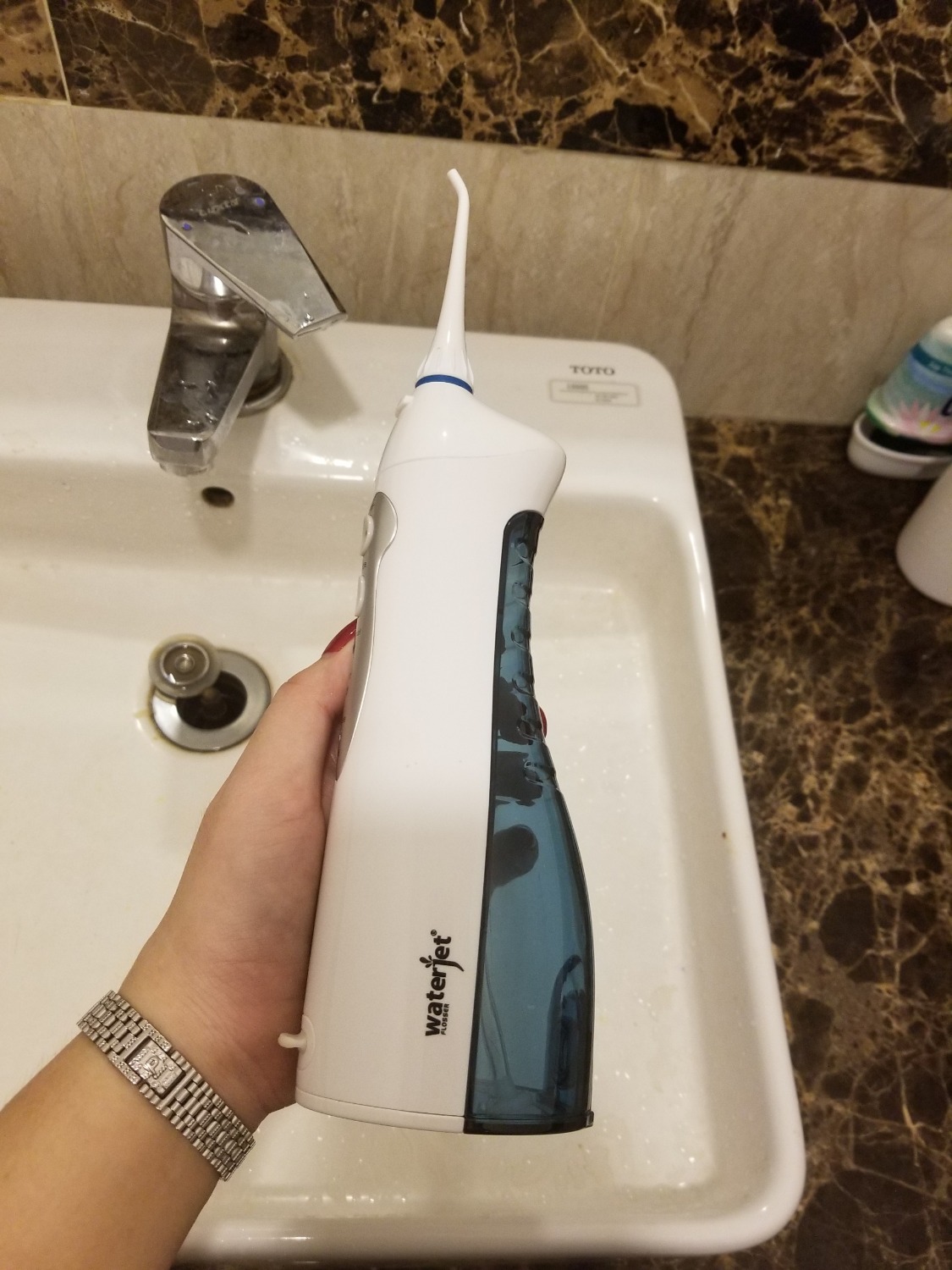 Đây là lần đầu mình sử dụng sản phẩm, nhưng mình khá thích chiếc máy này, máy vận hành rất tốt, vệ sinh răng miệng rất sạch và êm ái, không gây cảm giác khó chịu, mang đi du lịch cũng khá tiện lợi. Tiki giao hàng nhanh và đóng gói sản phẩm đẹp.