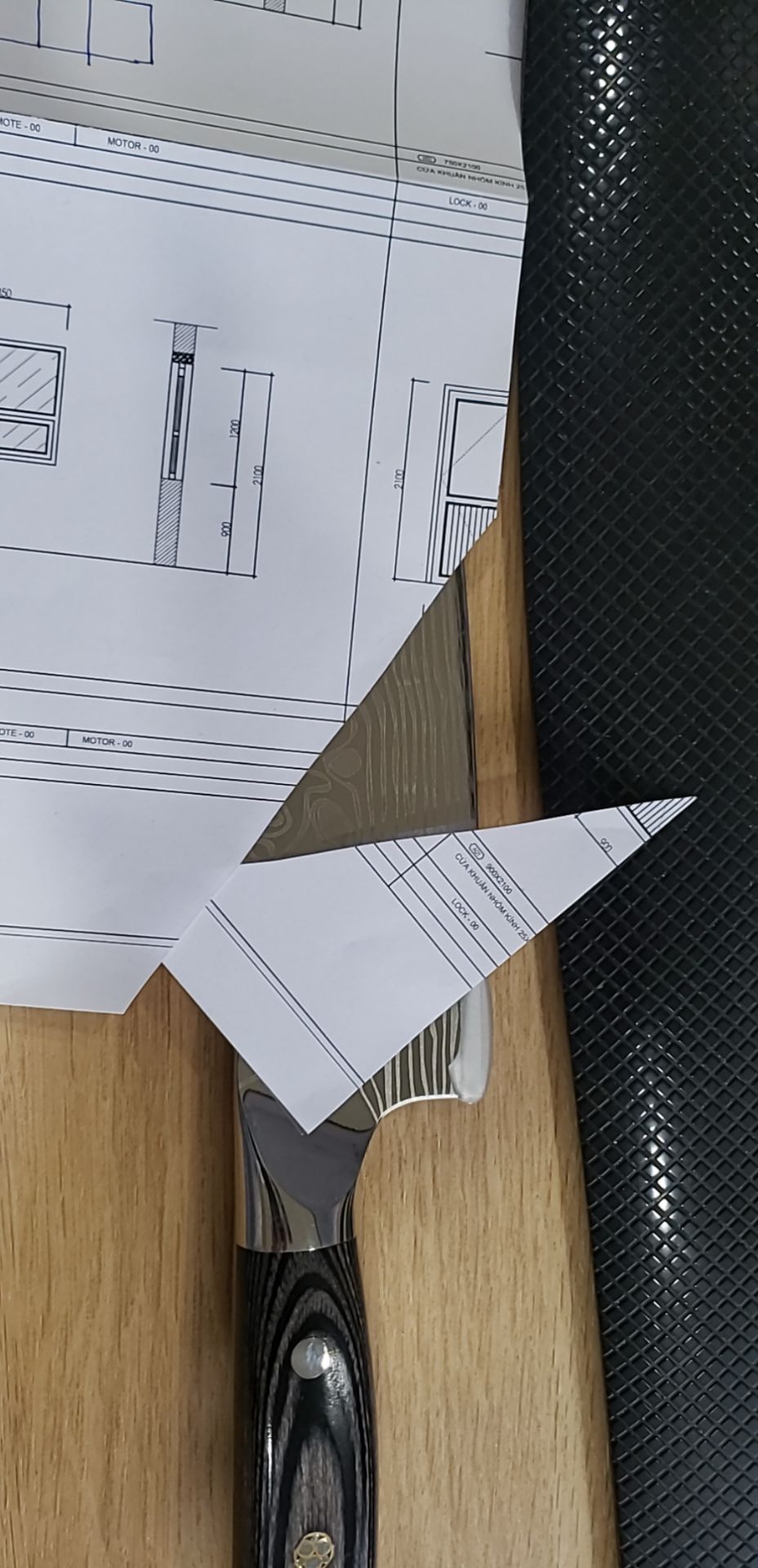 Dao hình thức đẹp, cảm nhận ban đầu là sắc, cắt giấy ngọt. Độ bền thì phải xem thời gian mới đánh giá được.