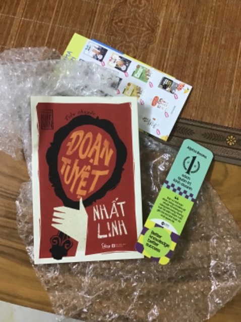 Bọc sách cẩn thận, sách rất là thẳng thớm luôn dù bị móp 1 tí sở gáy nhưng k ảnh hưởng j