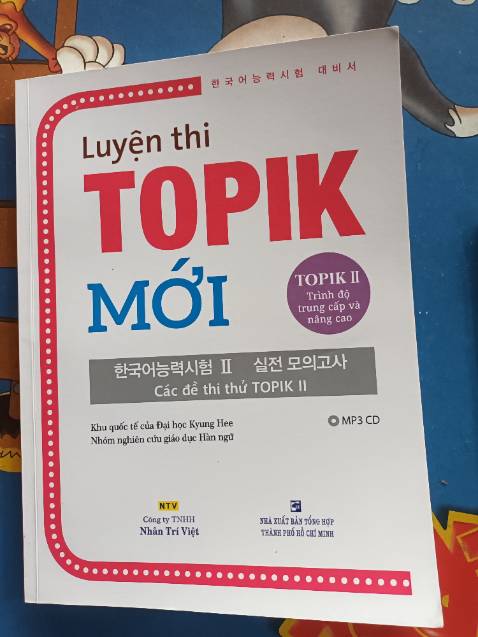 Mình hoàn toàn không hài lòng với sản phẩm.
Thứ nhất, sách có đĩa CD rất bất tiện.
Thứ hai, sách có giải ngay ở đề, như vậy nhìn vào là thấy đáp án làm mình chẳng có hứng để làm nữa, cũng chẳng có thời gian mà suy nghĩ luôn. 
Thấy ít đánh giá nên k biết sản phẩm thế nào mới mua thử chứ theo mình, cách thiết kế cuốn sách quá tệ hại.