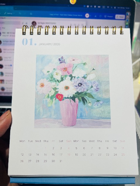 Màu sắc nhã nhặn, vừa để bàn, vừa đem theo được luôn. Tinh tế nhất lần đầu lịch bàn 2026 mà vần có tháng 12/2025 và 01/2027 nữa
Giá thì hợp lý.