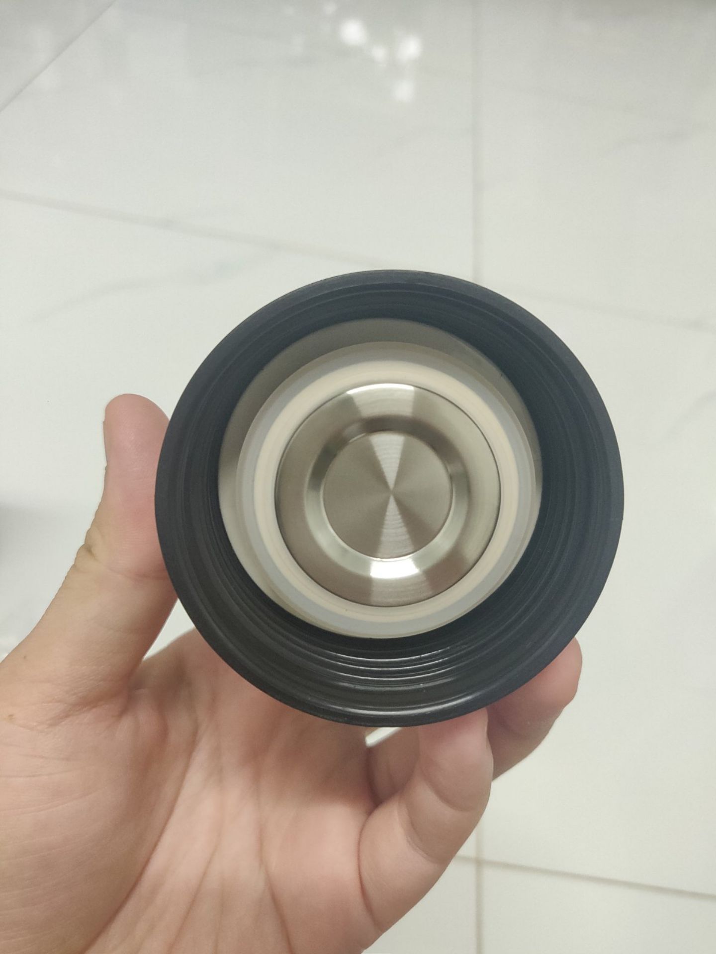 Bình cầm chắc tay. Có tặng thêm 1 roong cao su. Đi kèm có thêm phiếu BH và HDSD đầy đủ. Chưa sử dụng qua nên chưa rõ sẽ giữ lạnh/ nóng trong bao lâu nhưng về ngoại hình thì khá ổn trong tầm giá.