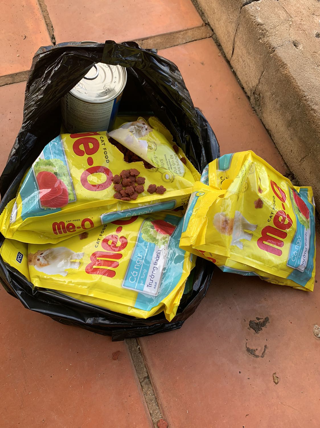 Mua một đơn gửi hai đơn, khi nhận hàng ko biết tưởng hai đơn hàng của hai chốt khác nhau nên ko kiểm tra trước , đến khi shipper đi rồi kiểm tra lại mới thấy là hai đơn hàng giống nhau. Sao đặt một đơn mà giao hai vậy shop? Bao bì đóng gói bị tét hàng đổ tứ tung hết. Mua một đơn gửi hai đơn, khi nhận hàng ko biết tưởng hai đơn hàng của hai chốt khác nhau nên ko kiểm tra trước , đến khi shipper đi rồi kiểm tra lại mới thấy là hai đơn hàng giống nhau. Sao đặt một đơn mà giao hai vậy shop? Bao bì đóng gói bị tét hàng đổ tứ tung hết.