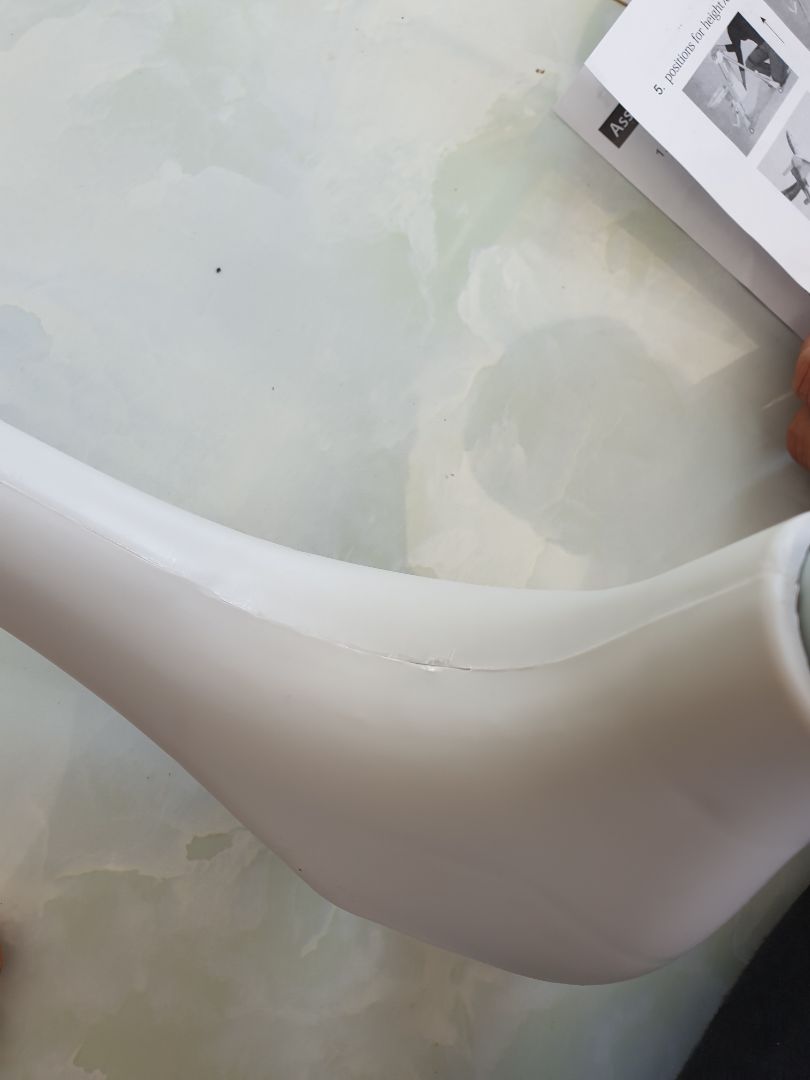 Mình vừa nhận được hàng, rất không hào lòng vì các chân ghế lắp rất ẩu, chân ghế thì trầy xước. Số đt tổng đài thì mình gọi báo k có số này. Tiki vui lòng liên hệ mình để đổi lại.