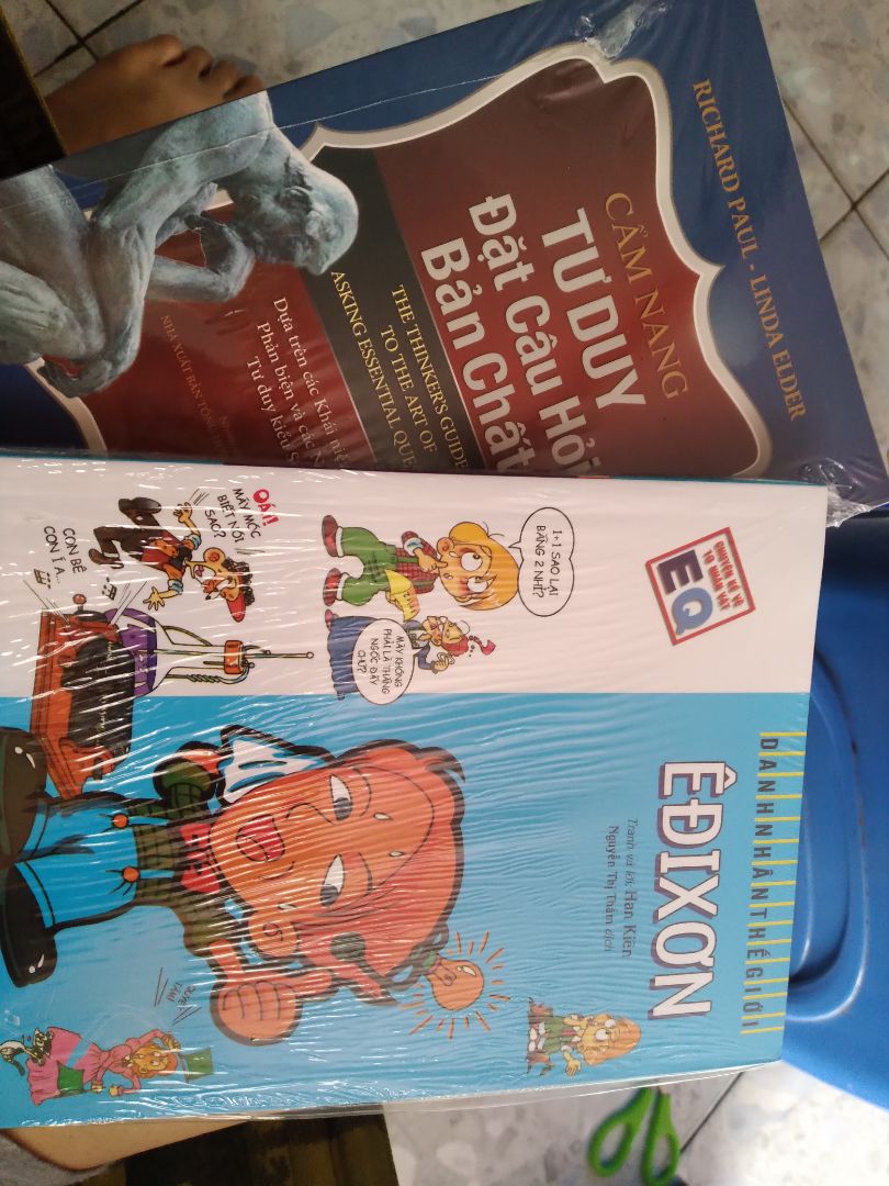 Giao hàng hơi trễ tí. Sách nội dung khá dễ thương, không bị móp méo. Nói chung chuẩnnnn