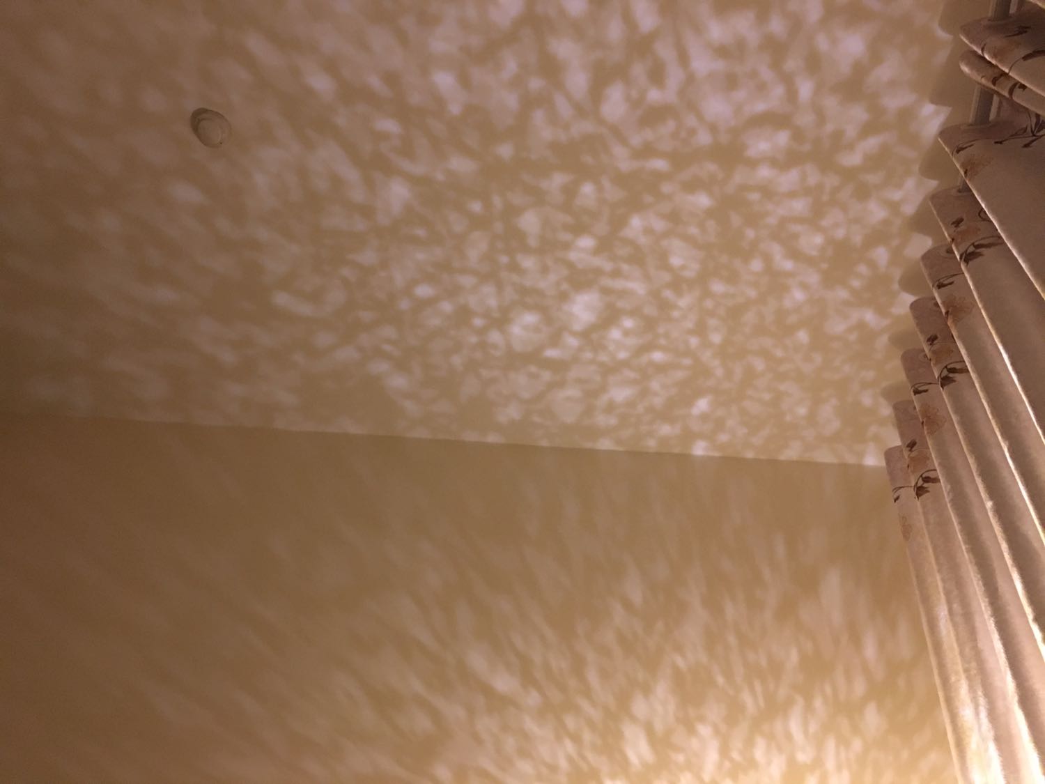 Đèn rất đẹp. Nhẹ. Màu giao ngẫu nhiên may mắn được giao màu vàng nên đèn lên ánh sáng rất dịu. Đèn chiếu lên tường rất đẹp, nhìn như những ánh sao vậy. Nhìn màu vậy thôi chứ rất sáng căn phòng. Dùng để trang trí cungc rất đẹp. Tuy nhiên dây quá ngắn. Trong mô tả có nói có thể điều chỉnh được độ sáng nhưng xem hoài thì chỉ thấy có 1 công tắc bật on off thôi không có nút điều chỉnh độ sáng đâu cả :( nếu có thì tốt lắm rồi