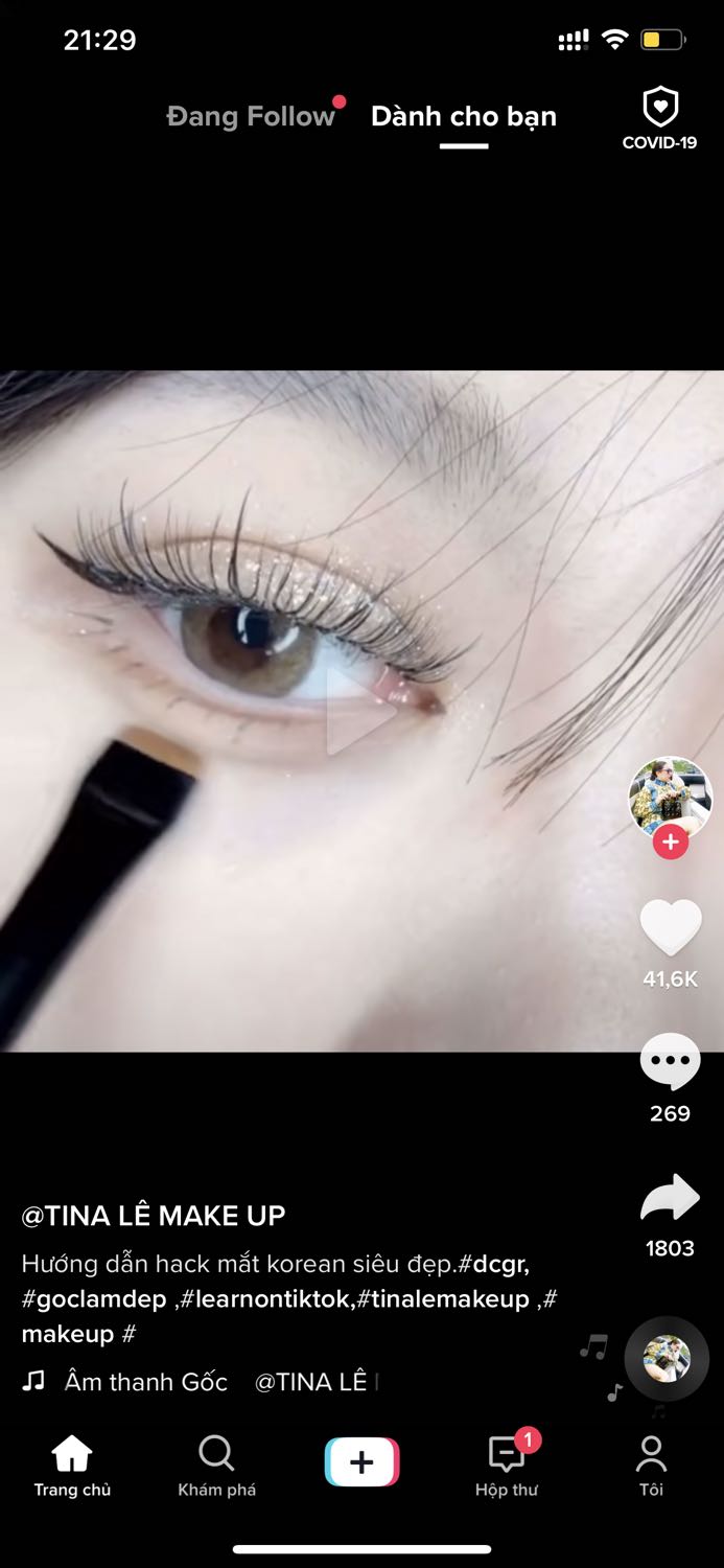 Nhỏ nhưng bấm mi cong vút rất hài lòng