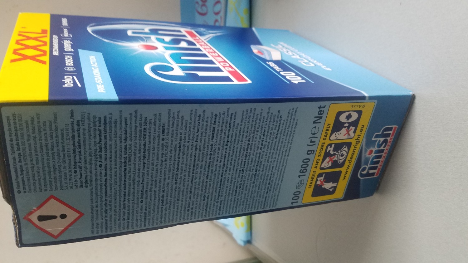 Không vừa lòng lắm!
Hàng giao không đúng như mô tả.
Khi nhận hàng, qua lớp gói bóng thì thấy giống, nhưng khi mở ra thì không đúng như mô tả, cụ thể (xem hình):
- Hộp chỉ nặng 1600 g chứ không phải 1810 g;
- Viên rửa bát là loại không có hương chanh như quảng cáo;
từ đó không biết chất lượng có đúng như quảng cáo hay không nữa.
Thôi thì dùng tạm vì chỗ mình ở không có bán viên tẩy finish loại này ... 
Hàng của mình nhận từ nhà cung cấp Bluehome.