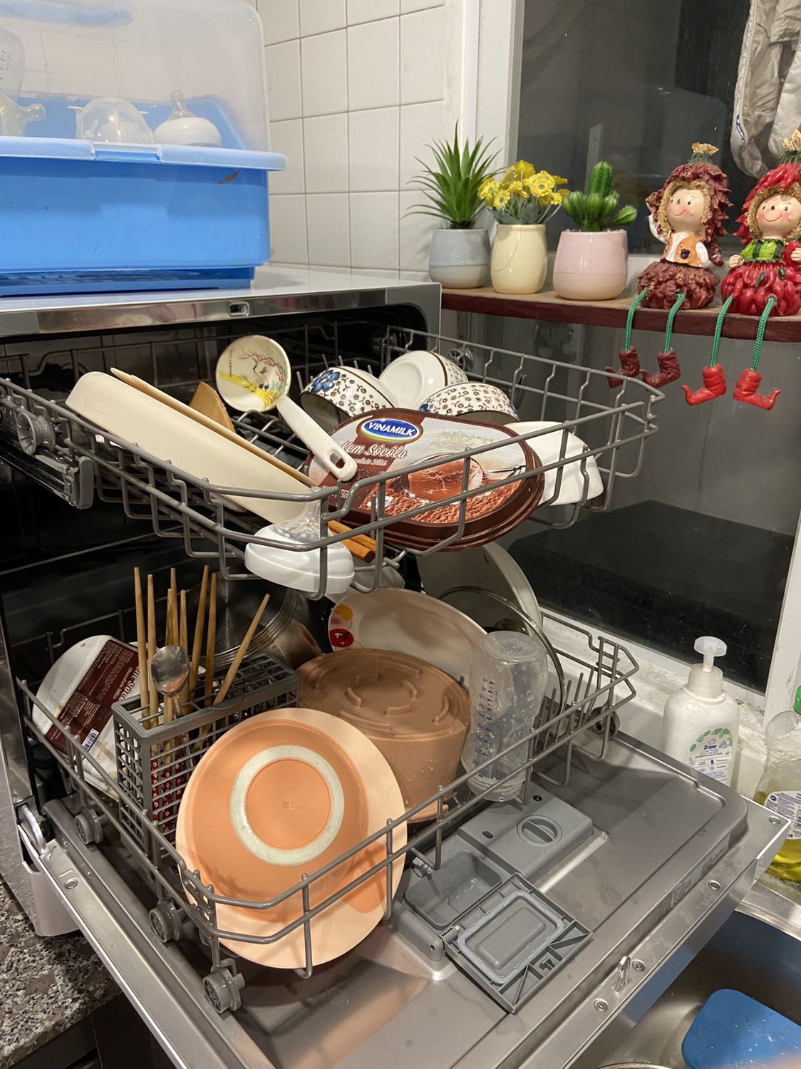 Máy rửa tốt, dễ thao tác, cty hỗ trợ lắp rất tốt. Do cách sắp chén đũa, nồi thì có lúc rửa sạch lúc còn hơi dơ. Nếu sử dụng viên rửa chén thì nên bẻ viên rửa trước khi cho vào ô viên rửa chén để hoà nước rửa tốt hơn.