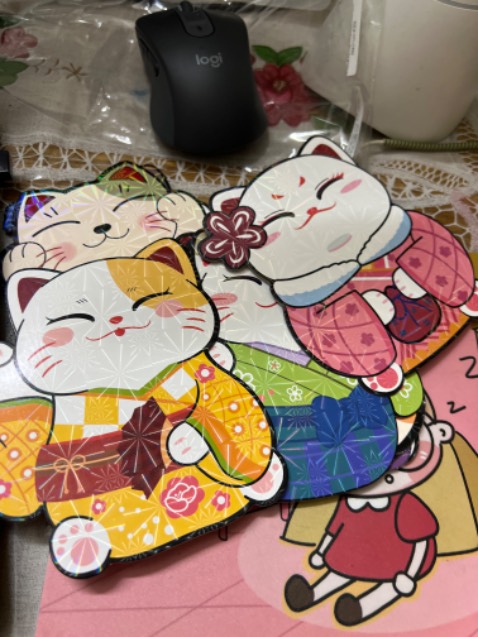 Điểm cộng:
- chất lượng in tốt, màu sắc và hình ảnh sắc nét
- chất liệu giấy dày
- nhiều mẫu đẹp
Điểm trừ:
- bao khá dẹp, miệng bao rất nhỏ, phải gấp tiền làm 3 mới nhét vô được nhưng vẫn rất khó khăn