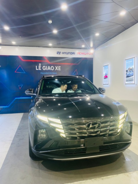 Bạt vừa xe lắm, shop tư vấn chuẩn size luôn.
Nhận hàng về mà ưng ý lắm, cảm ơn shop nhiều, bán hàng có tâm ghê.
Bạt 3 lớp dày dặn, chắc chắn. Chắn mưa nắng oke lắm nè.
Chăm sóc khách hàng tốt, nhiệt tình. Đóng gói và giao hàng nhanh.Ngoài nắng giảm cũng tới 8 độ C