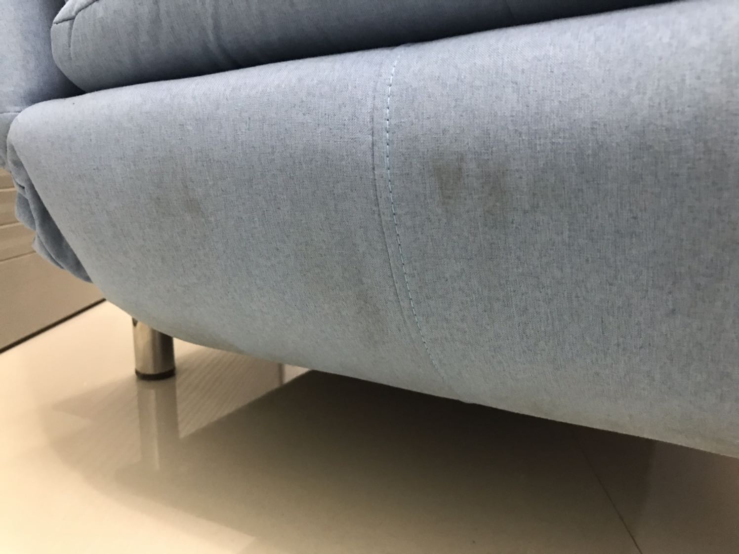 Sản phẩm vận chuyển bị ố bẩn, màu sắc ko giống mẫu trong hình (ảnh shop qc vải màu xanh đậm sọc xước, tựa lưng ko có lỗ) thực tế nhận màu xanh nhạt, chân inox rất yếu ko cứng cáp như mình nghĩ, ngồi 1 bên bị hơi bập bênh. Vì mình ở tỉnh đã thanh toán và chờ đợi 12 ngày mới nhận được hàng nên mình nhận hàng luôn ko liên hệ tiki đổi trả mất thời gian. Có thể camera iphone chưa phản ảnh đúng màu sắc tuy nhiên các bạn khi mua nên cân nhắc kĩ hơn.