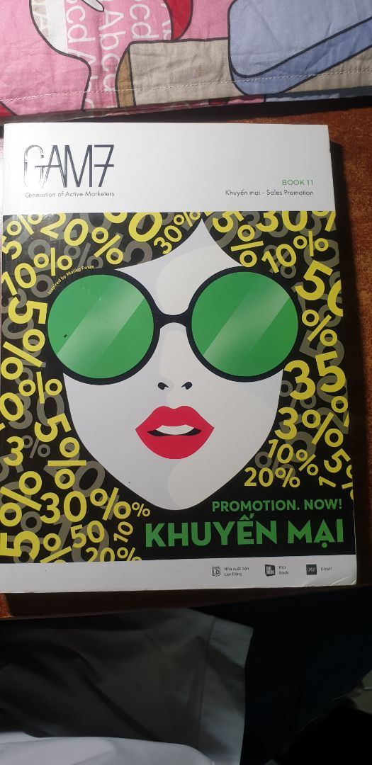 Tôi mới nhận sách ngày hôm nay, mở ra thấy không có màng bao là không thích rồi, nghía kỹ thì sách bị trầy, móp méo ở góc, hơi dơ, như vậy cũng chưa là lớn, nếu ngay hông sách không dính chất dơ mà ngửi kỹ thì đúng là mùi kẹo cao su, gớm không thể tả. Tôi yêu cầu được đổi trả sách.