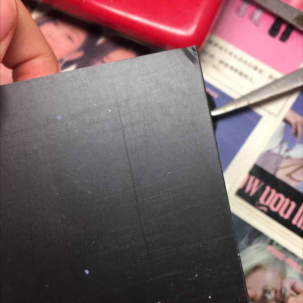 Giấy dày, sách mới. Một điểm trừ là không có bọc chống sốc nên mép sách bị nát một chút, và gáy sách dán keo không kĩ. Nhưng chung quy lại vẫn rất ok.