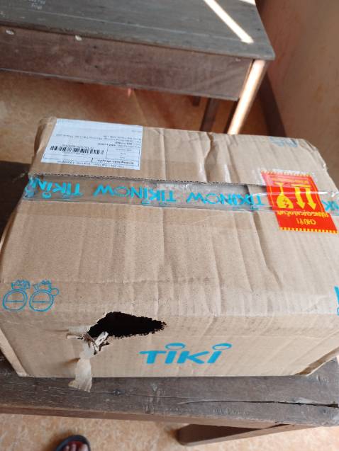 Chuột chui vào bên trong thùng bánh và gặm hết một số: do bao bì thiếu bọc nylon bên ngoài, lại thêm do giao hàng trễ mất mấy ngày so với dự kiến. Chán thật!