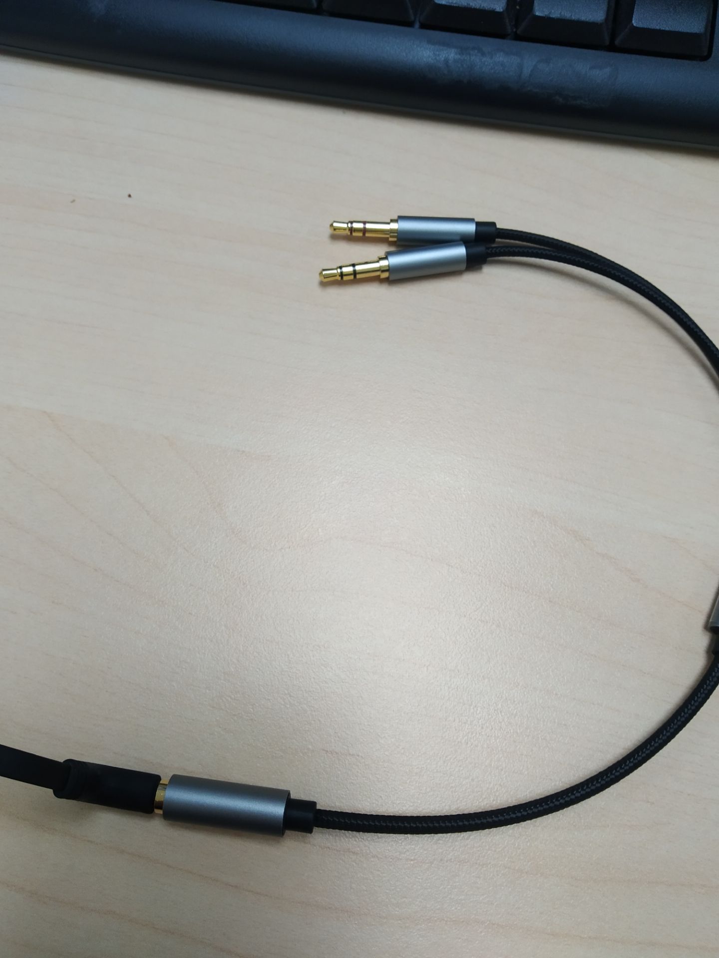 Mình chủ yếu cần đầu cắm Microphone nên nhiêu đây là quá ổn cho 1 cuộc tình. Bao bì đẹp, sản phẩm cũng okay. Các bạn cần nhớ 1 điều là âm thanh chỉ còn ở khoảng 70 - 90%, ko dc good hoàn toàn như bạn cắm trực tiếp vào lỗ, nên đừng thắc mắc gì nhé. Còn bạn nào chạm vào 2 đầu kim loại mà bị giật tê tê thì mang dép vào hoặc để thùng PC hoặc đôi chân mình cách mặt đất nhé, lót mút hoặc giấy cạc-ton xuống để ko bị giựt điện tê tê.