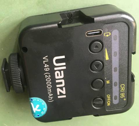 Đèn đẹp, đóng háng kĩ giao hàng đúng ngày. Nhưng hàng không đúng loại. Đèn mình đặt là loại dùng pin 2000 w, là cái đế sạc pin luôn.  Nhưng đèn này không có chỗ để pin. Đề nghi đổi lại sản phẩm. Đơn hàng 221316579