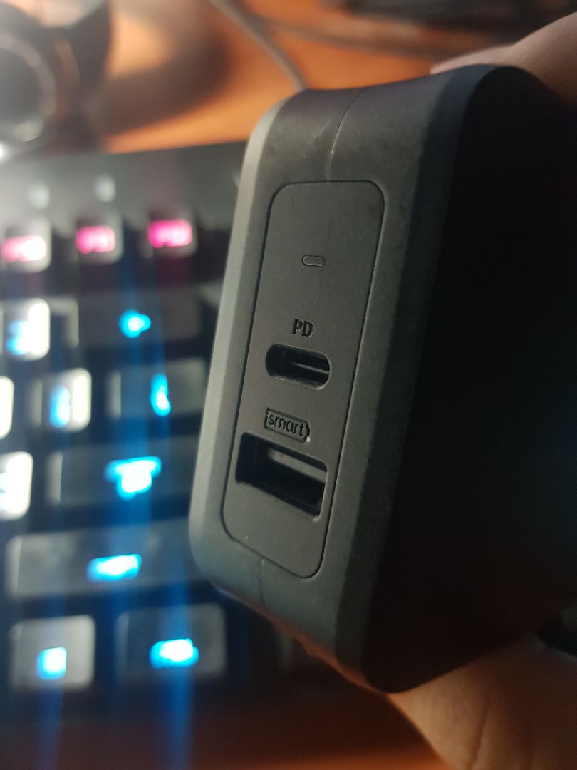 Sau 1 thời gian dùng thì mình thấy sạc rất ổn định. Vỏ được làm bằng nhựa nhám, rất đẹp. Cái chân cắm kéo ra gấp lại gọn gàng, mà đặc biệt rất chắc chắn nha chứ ko hề lung lay. Về chất lượng thì Ravpower chắc không phải bàn rùi... PD được 61W đủ lun nha. Bác nào định mua dìa sạc Mac thì nhanh nhanh cái tay lên :)) Nếu sạc full 2 cổng thì cổng PD chỉ còn khoảng 45W, vẫn xịn hơn sạc theo máy của Mac Air rùi... nói chung rất nên mua.