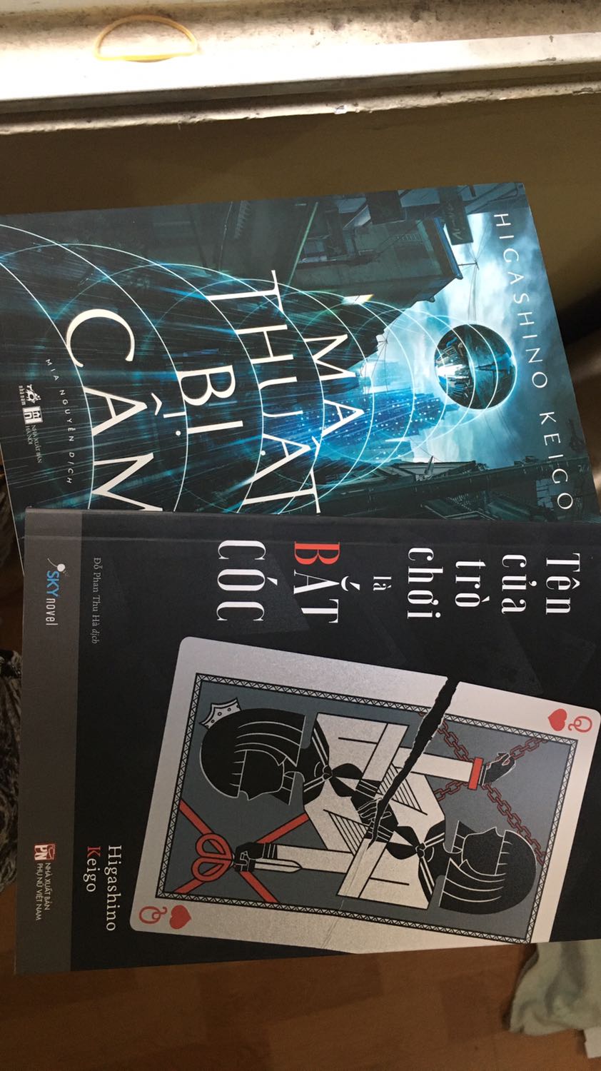 Mình mua Tiki sales 2 quyển giá khá hạt dẻ, ship rất nhanhhh. Trong ngày, chỉ 1-2h sau là nhận đc hàng. Tuy nhiên lúc mở hộp hơi thất vọng. Cả 2 quyển đều không được bọc màng, phần gáy sách còn bị bụi bẩn. Mình có lấy khăn sạch lau nhưng không hết. Lỗi này không quá lớn nhưng hi vọng Tiki Trading sẽ quan tâm hơn đến việc bảo quản và giao hàng ạ