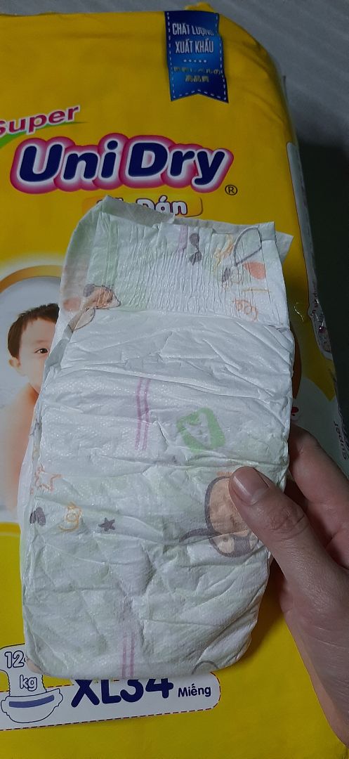 tã hầm bí và gây hăm cho bé... lần trước mua 1 gói về dùng thử k thấy có vấn đề gì nên lần này đặt đến 2 gói mà dùng mới có vài cái bé đã bị hăm đỏ hết trơn, rõ ràng đợt tã này có vấn đề