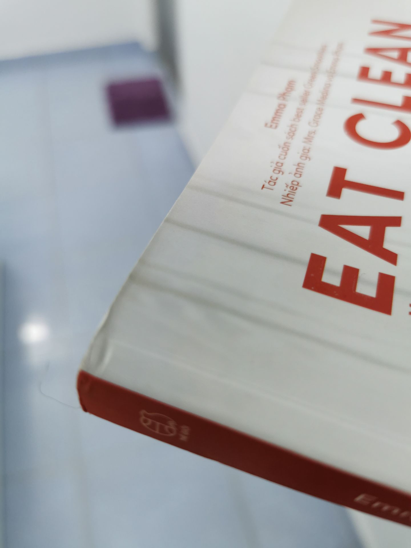 Sách cho người Việt Nam nhưng các công thức nấu ăn không được Việt hóa cho lắm, rất nhiều các nguyên liệu đắt tiền hoặc phù hợp với lối sống ở trời Tây hơn.
Lần đầu tiên nhận sách từ tiki mà bị gãy & rách lưng sách như vậy. Nói chung là không hài lòng chút nào