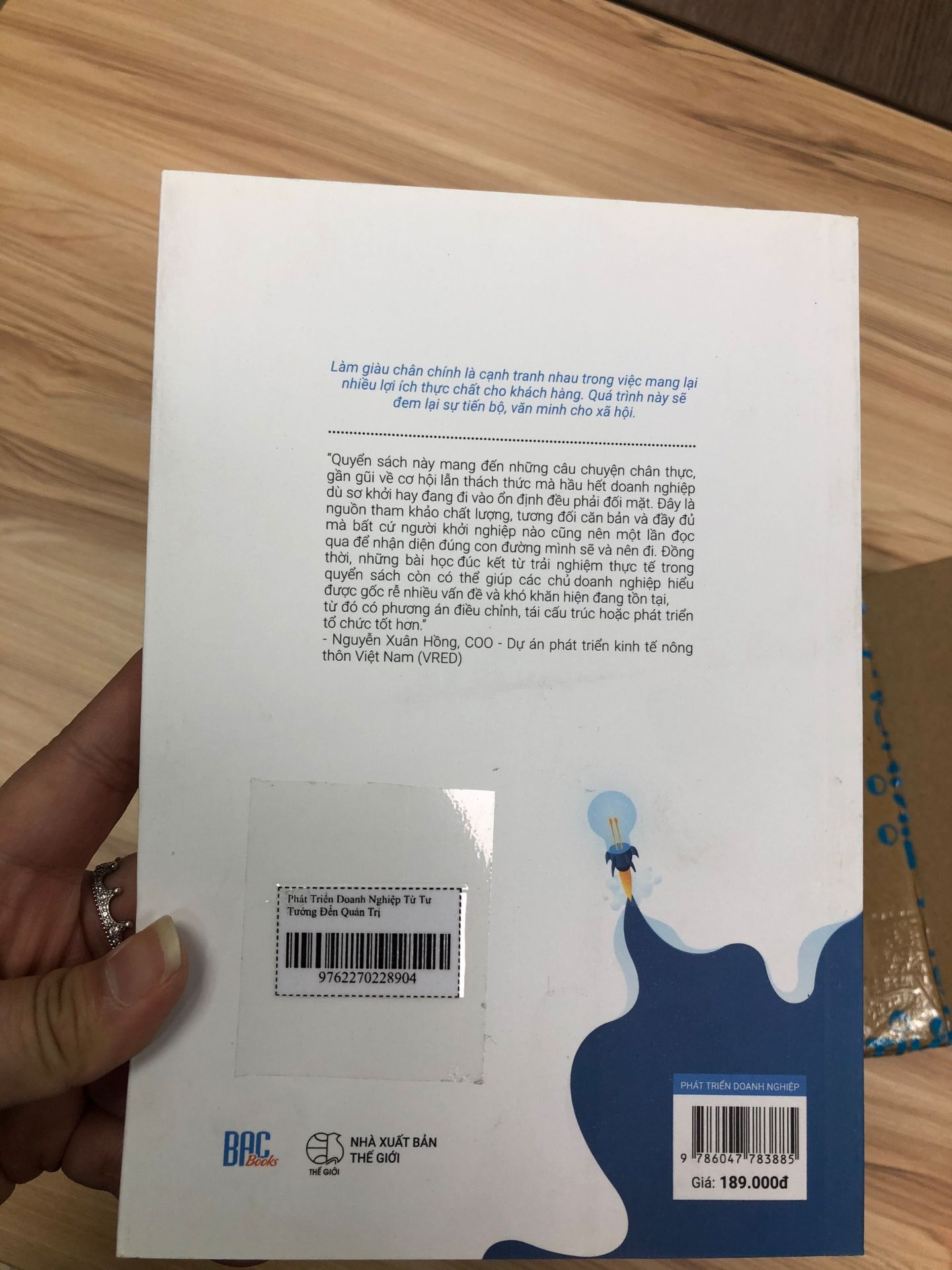 Recommend các bạn nên mua.
Sách cực kì hữu ích cho các bạn trẻ đang có dự định muốn khởi nghiệp. Tác giả viết cực kì chi tiết, mang năng lượng tích cực đến người đọc. 
Tiki giao hàng cực nhanh, bìa sách đẹp, chất lượng, hình ảnh rõ nét. Tác giả viết vô cùng thực tế với hiện tại, nhiều thông tin chia sẽ hữu ích dành cho mình trong quá trình trang bị hành trang khởi nghiệp. Mình sẽ tiếp tục ủng hộ tác giả trong những tác phẩm tiếp theo.
