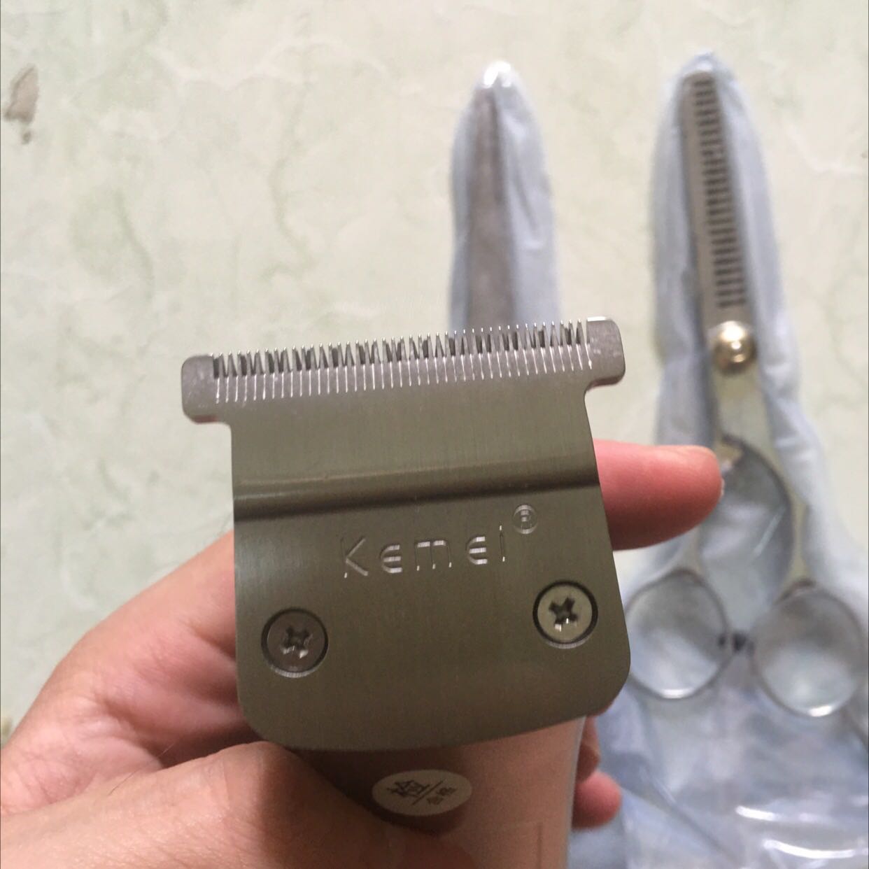 Thấy anh bạn ở công ty mua chất lượng ok nên mua về dùng gia đình. Thấy sp cầm vừa tay. Cắt bén máy chạy khoẻ….
Lưỡi cắt sát. Đang mua