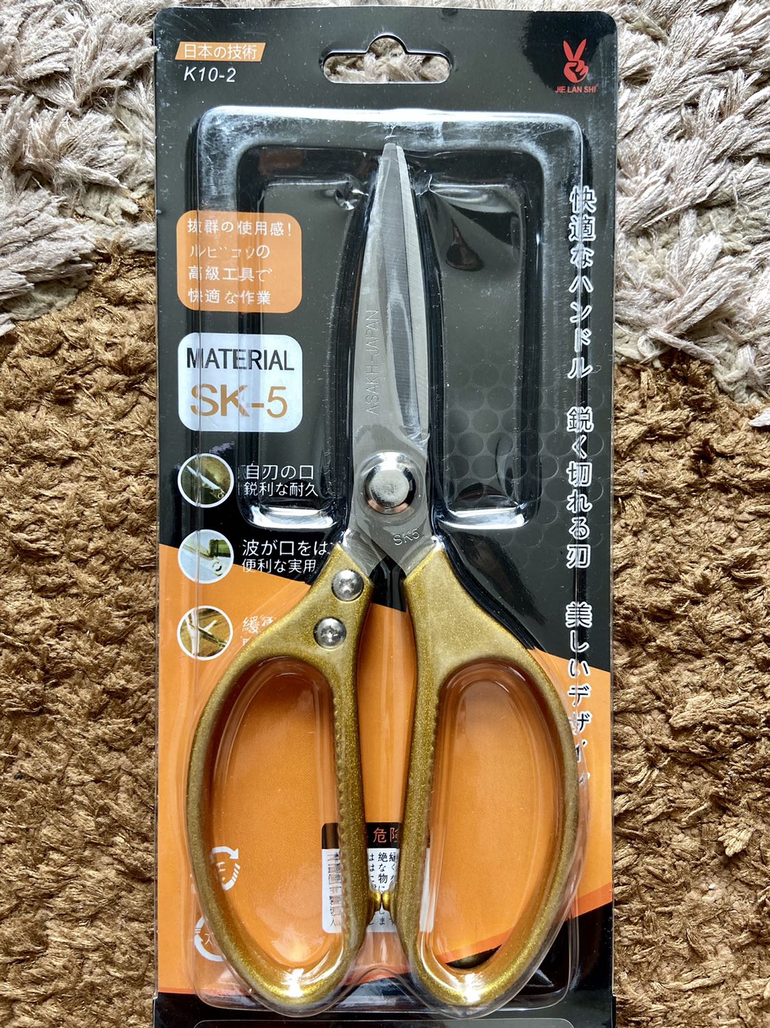 Đặt mua kéo tay cầm bạc nhưng nhận màu vàng. Tuy nhiên, kéo đẹp, bén, nhẹ tay, rất xuất sắc. Giá rẻ. Đáng mua.