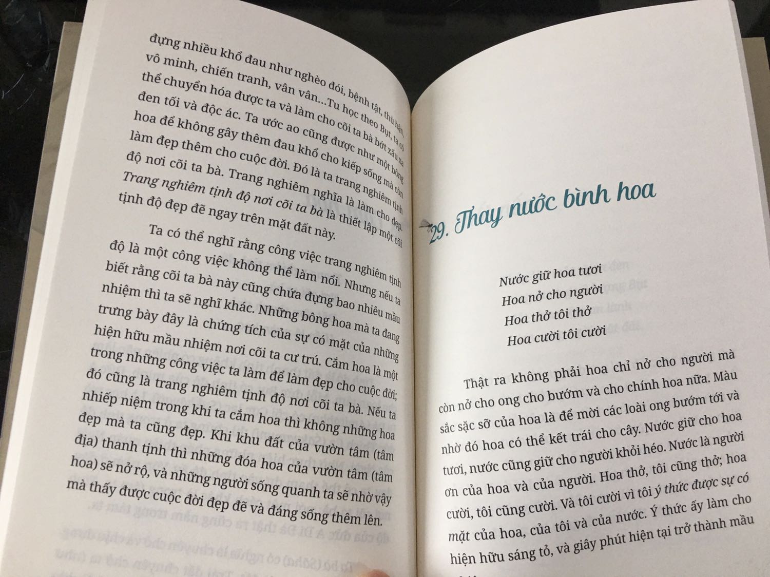 Sách này có thể đọc rất nhanh trong vòng vài tiếng nhưng nếu đọc xong mà cất một góc thì cuốn sách sẽ mất giá trị. Nội dung không phải khó hiểu được viết ngắn gọn chủ yếu để cho người đọc thường xuyên đọc lại và học thuộc, đặc biệt với những ai thích đọc thơ và ngâm nga thơ. Nếu bạn là một người thích tu tâm thì các bài thơ này theo mình còn hay hơn và dễ đọc hơn là đọc kinh hay đọc những bài tụng phiên âm. Nếu bạn tìm sự giải thích phân tích nhằm khai mở trên phương diện tâm lý thì sẽ hơi thất vọng vì đó không phải là trong tâm của sách. Cá nhân mình thì không thích cắm hoa thật vì mình thấy tội hoa nhất là khi thấy chúng bị sử dụng nhằm thoả mãn cái niềm vui cá nhân trong vài ngày rồi bị vứt vào sọt rác nên khi đọc cũng mong đợi một sự phân tích gì đó nhân văn về việc này thì không có. Dù sao thì như đã nói, đó không phải là trọng tâm của sách.