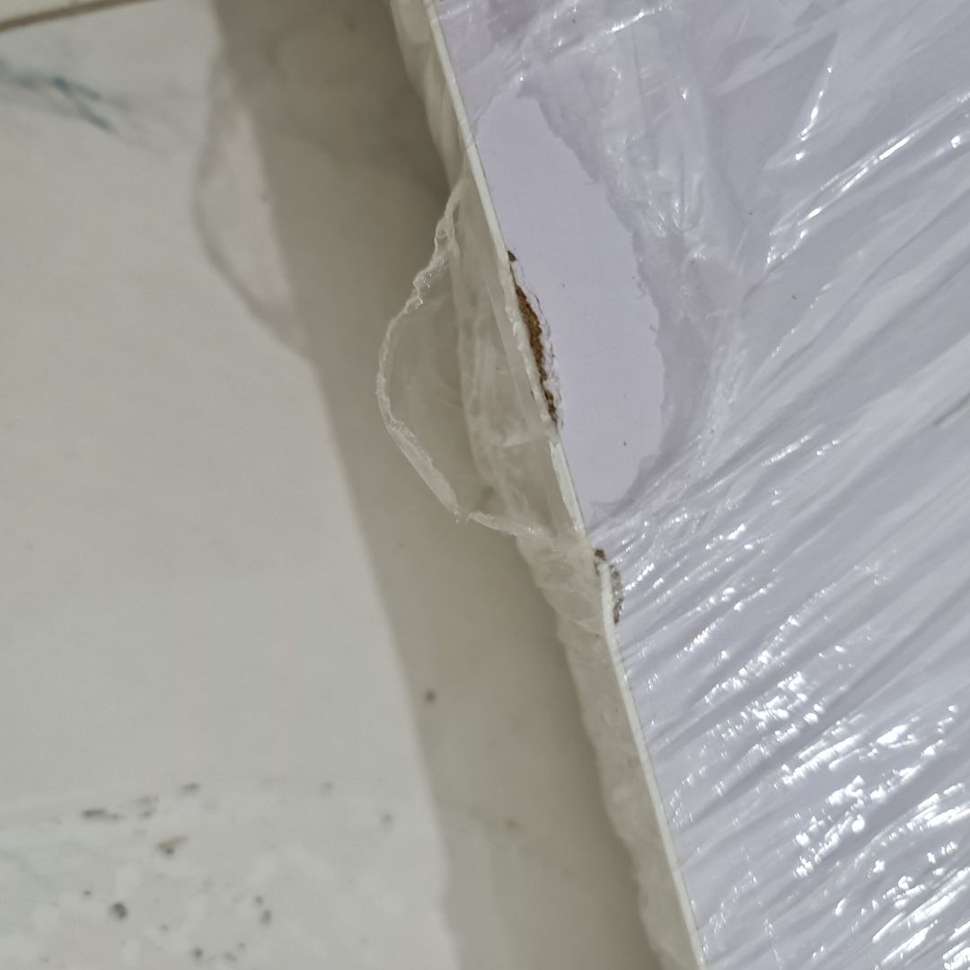 dịch vụ hỗ trợ quá tệ. Shop gửi bàn bị xước tùm lum. Nhắn tin shop thì mấy ngày trả thấy trả lời. nhắn mãi rồi shop mới nhả được 1 tin. Xong shop khóa luôn,hoặc shop chặn khách. cảm giác bị ***. Đợi mãi chả thấy đâu chán chấp nhận xước xát xấu bỏ ra lắp, thì thấy số đt hỗ trợ của shop, gọi điện  shop bảo gửi ảnh qua ***, gửi xong cũng mất hút. Ít ra cũng nên xin lỗi khách 1 câu. Nói chung rất không hài lòng.