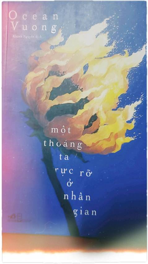 rầu qá mua 3 4 quyển sách mà hỏng có được bookmark nào hết trơn.
gói hàng k kĩ lắm nhưng sách được cái vẫn nguyên vẹn nha, mặt sau cái họa tiết màu đen hình ngôi nhà mới đầu mình tưởng bị dính mực bùn quá trời =)))) đi coi đánh giá thấy ai cũng vậy mới biết rầu qá mua 3 4 quyển sách mà hỏng có được bookmark nào hết trơn.
gói hàng k kĩ lắm nhưng sách được cái vẫn nguyên vẹn nha, mặt sau cái họa tiết màu đen hình ngôi nhà mới đầu mình tưởng bị dính mực bùn quá trời =)))) đi coi đánh giá thấy ai cũng vậy mới biết