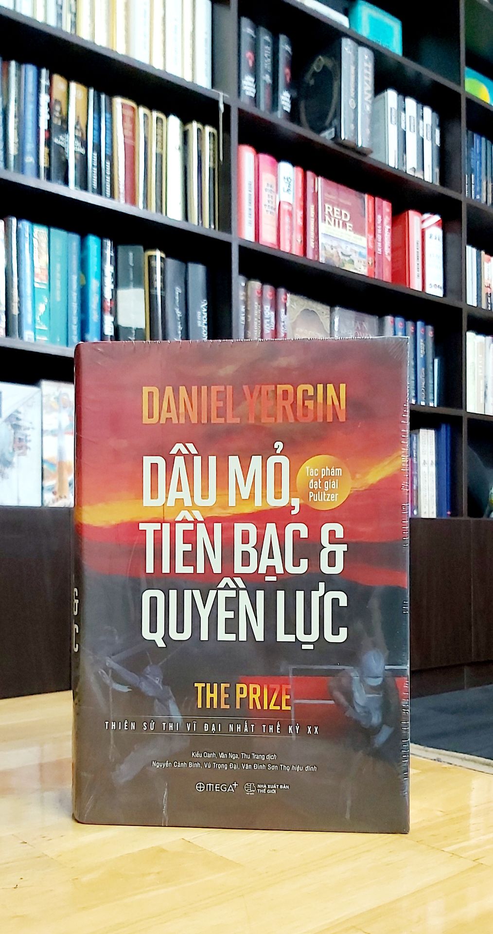 "Là cuốn sách đồ sộ và hùng tráng về chủ đề dầu mỏ đầy bí ẩn, lôi cuốn và mang tính sống còn với thế giới, Dầu mỏ, tiền bạc và quyền lực không chỉ trình bày những nhận thức cơ bản về dầu mỏ, quyền lực và tiền bạc mà còn về cả thế kỷ XX. Tác phẩm có sức khái quát đặc biệt, tầm quan trọng to lớn và lôi cuốn tới mức mê hoặc. Dầu mỏ, tiền bạc và quyền lực đã được hãng PBS dựng thành bộ phim cùng tên và được trao giải Eccle cho tác phẩm phi hư cấu xuất sắc nhất năm 1992."
Dịch vụ Tiki tiện ích và thân thiện người dùng. Mình nhận được nhiều ưu đãi từ Tiki, chỉ phải thanh toán 198k cho quyển sách này.