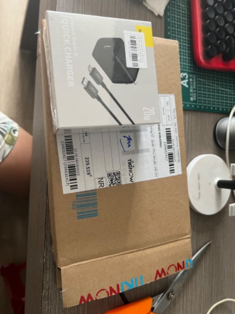 đóng gói cẩn thận, hộp nhỏ chơi luôn hộp bự tặng kèm luôn, chất lượng sạc nhanh ko nóng cốc sạc!