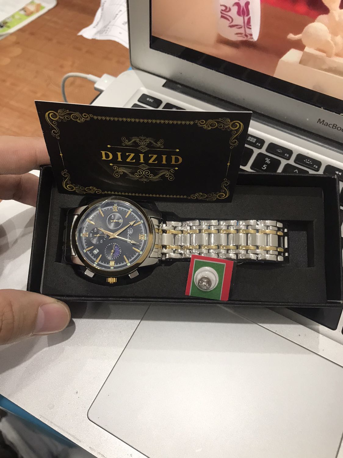 Sản phẩm đẹp như hình, đồng hồ chắc chắn đường nét tỷ mỉ. Nặng và chắc chắn lắm. Shop đóng gói chắc chắn đầy đủ hộp và thẻ bảo hành, còn ưu ái tặng thêm pin nửa.rất đáng tiền viên pin co thể dự phòng sau này thay đỡ tốn kém chi phí. Shop rất tỷ mỹ về sản phẩm tôi rất hài lòng, năm sao cho sản phẩm của shop nhé, tuyệt vời