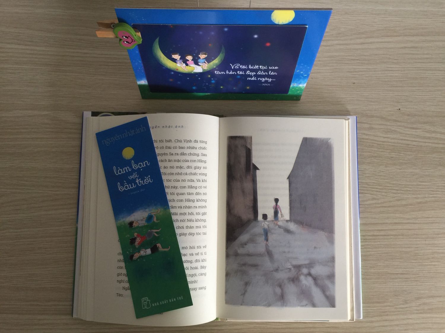 Mình vừa đọc xong quyển sách ngày hôm nay và chỉ muốn chia sẻ cảm nhận của mình ngay.

Câu chuyện trong sách khiến mình trải qua ko biết bao nhiêu là cảm xúc: hết những trận cười vì những điều dí dỏm hài hước, lại khóc thút thít vì cảm động trước những hành động, lời nói của các nhân vật trong truyện. 
Mình thật sự ngưỡng mộ tài năng kể chuyện của bác NNA, đọc truyện bạn sẽ thấy, bác NNA sẽ đưa người đọc đi hết bất ngờ này đến bất ngờ khác. 
Quả thật nội dung của truyện mang đầy tính nhân văn và phù hợp với cả người lớn lẫn trẻ con. 
Mỗi người chúng ta nên đọc 1 lần trong đời để "tâm hồn tôi đẹp dần lên mỗi ngày" và để biết yêu thương nhiều hơn. 
* Về hình thức: Đẹp xuất sắc luôn! 
- Giấy màu vàng, mịn và rất lán, sờ rất thích;
- Giấy mỏng như các cuốn sách bìa mềm khác của NXB Trẻ, giấy ko dày như cuốn Đảo mộng mơ bìa cứng; 
- Khổ 13-20, ko lớn như Đảo mộng mơ, nhưng vì là bản đặc biệt và có giới hạn, chỉ in 20.000 cuốn và ko in nữa nên rất giá trị và đắc hơn Đảo mộng mơ;