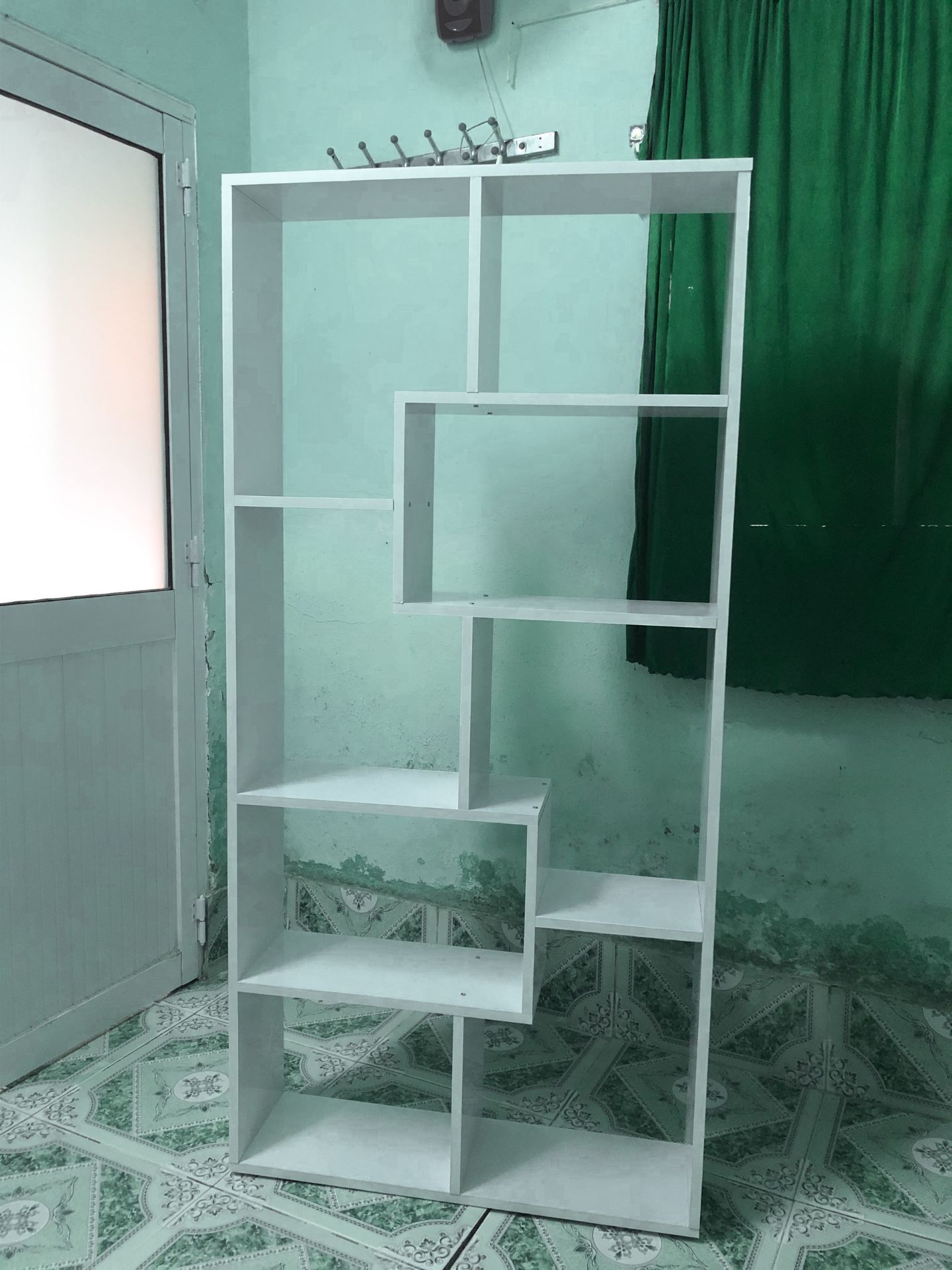 sản phẩm tốt, chắc chắn, đủ ốc vít, có hướng dẫn dễ lắp, gói hàng cẩn thận tuy nhiên có một điểm trừ vì sp bị trầy ở góc như hình may mà phía sau k ảnh hưởng thẩm mỹ! khuyến khích nên vẫn để 5⭐ nhưng mình nghĩ shop nên kiểm tra hàng kĩ trước khi giao cho khách, nếu phát hiện lỗi thì không nên giao ạ!