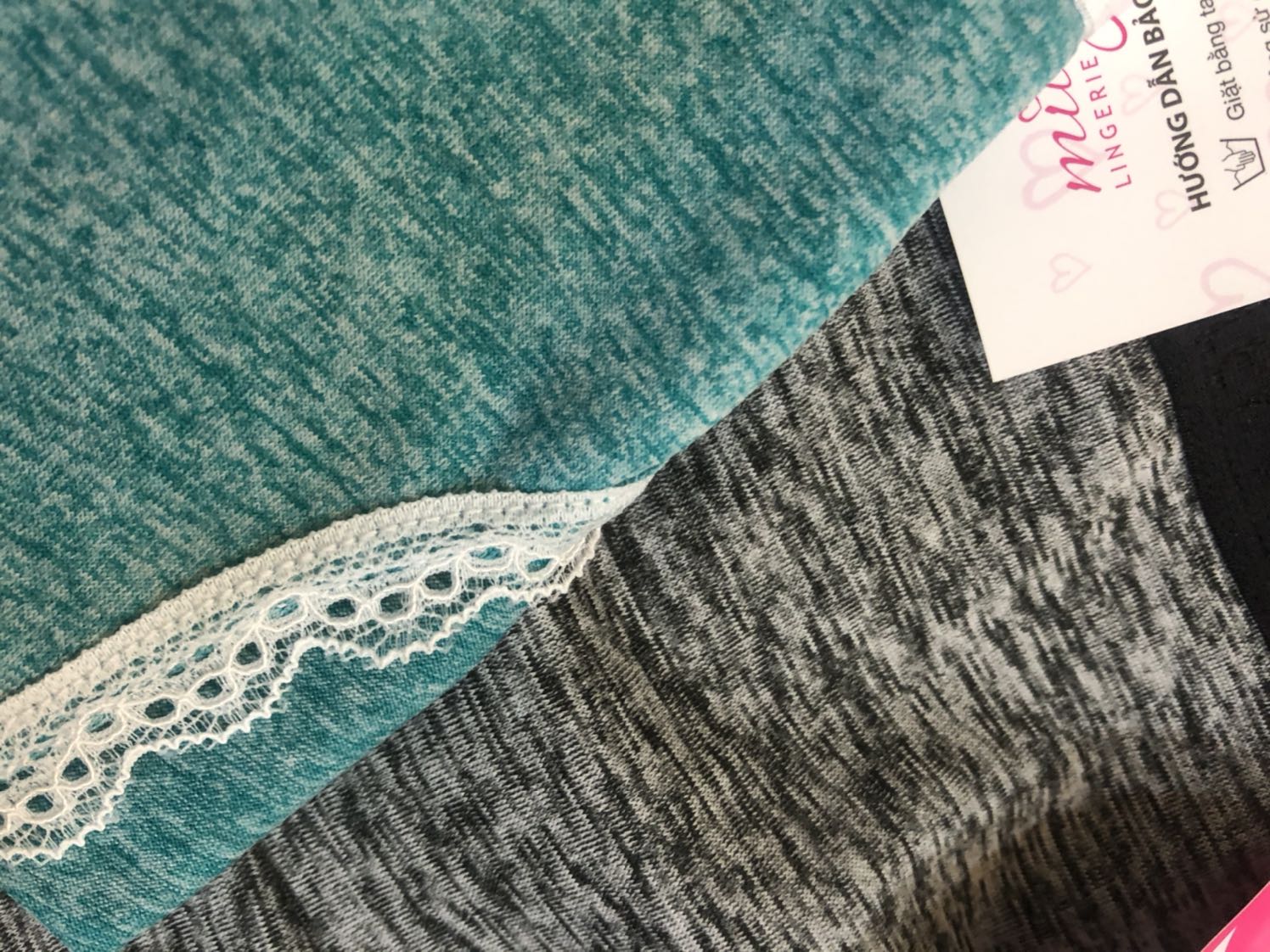 Quần vải rất mịn và co dãn, nói chung là chất lượng tuyệt đốiiiii ?