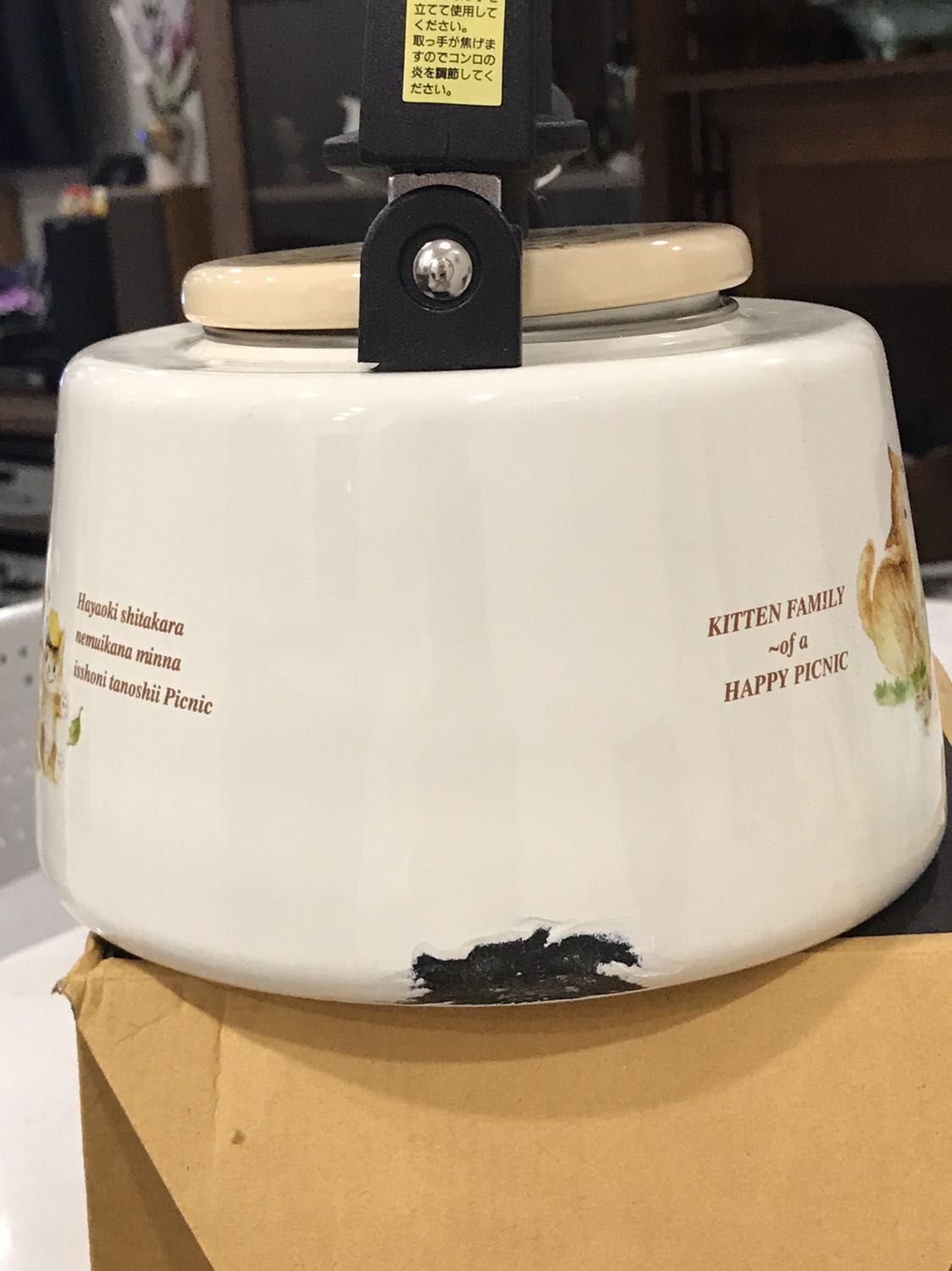 Hàng rơi tróc vỡ men, đề nghị đổi hàng mới