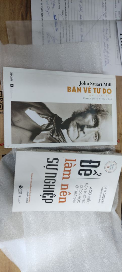 Fahasa đóng gói cẩn thận, đặt và giao trong ngày. Nhân viên giao hàng fahasa thân thiện.