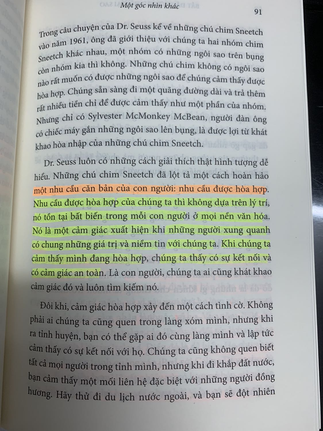/Thật sự rất ấn tượng với câu nói "people dont buy what you do, people buy why you do it" trong quyển sách này. Tác giả phân tích rất kỹ từ câu hỏi what/how/why và luôn nhấn mạnh câu hỏi TẠI SAO. Lấy ví dụ từ những câu chuyện của Apple, hãng hàng không Southwest, Anh em nhà Wright,... quá đỉnh r. 1 cuốn sách thiên về tư duy khác biệt đáng đọc là đây! Vote cho sách 5 sao. Post 1 số trang cho mọi ng đọc thử.
Về tiki thì giao hàng nhanh, sản phẩm tốt và mới rất là ok lahhh :)