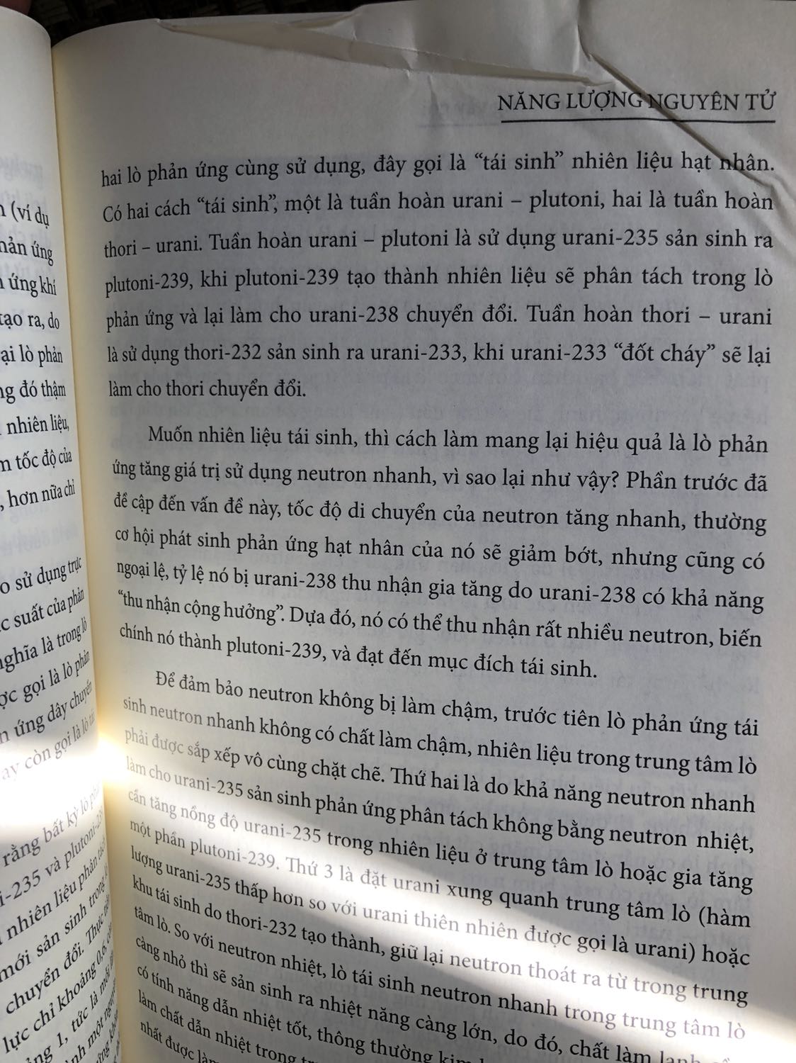 Nội dung thì ổn, tốt nhưng vẫn mong là in màu hơn là in trắng đen vì có một số hình ảnh cần phải có màu để hiểu rõ nội dung, phân biệt tốt hơn.
Hơi thất vọng sách có 1 số trang bị nhàu như thế này.
