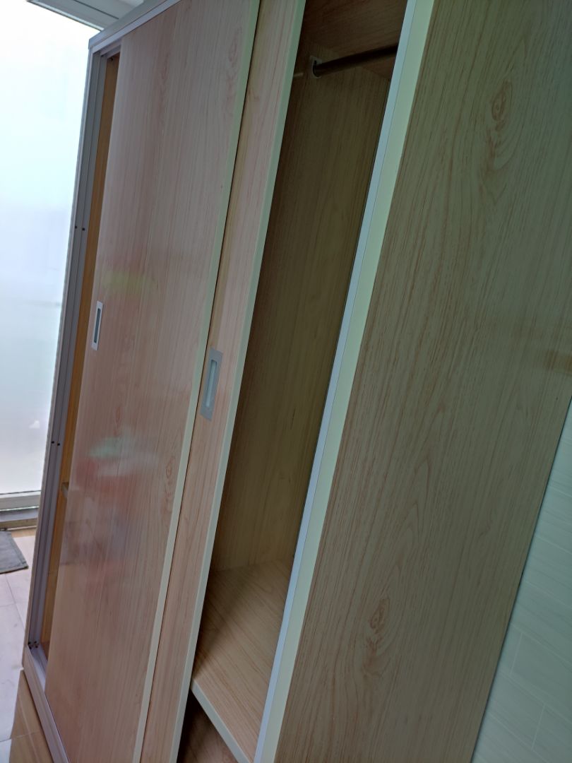 Màu tủ và thiết kế đẹp hơn mong đợi. Shop rất tận tình và giao hàng cũng như lắp ráp rất nhanh, chuyên nghiệp và dễ thương. Hài lòng nhất là shop đã lắp ráp tận nơi để tủ sử dụng thay vì giao tủ ráp sẵn thì rất khó khăn để đi chuyển. Tóm lại, sản phẩm đẹp, shop chuyên nghiệp và tận tình, giá tốt. Tks