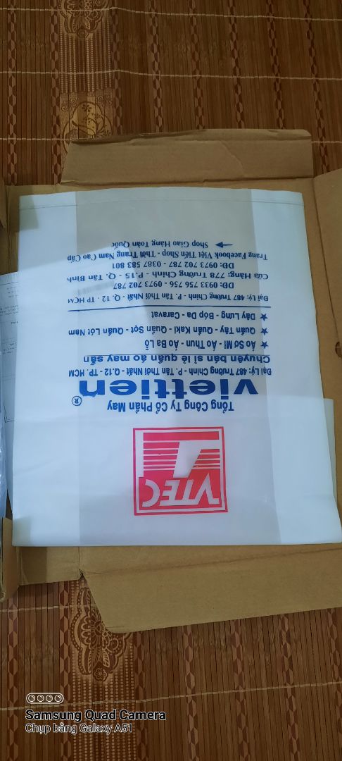 Mình toàn dùng áo VT, đây là lần đầu mua online, khá thất vọng khi nhận hàng: Vải thì mỏng, mình toàn mặc side 37 nhưng side 37 này quá rộng, nghĩ hàng fake nhưng check mã thì là hàng VT.