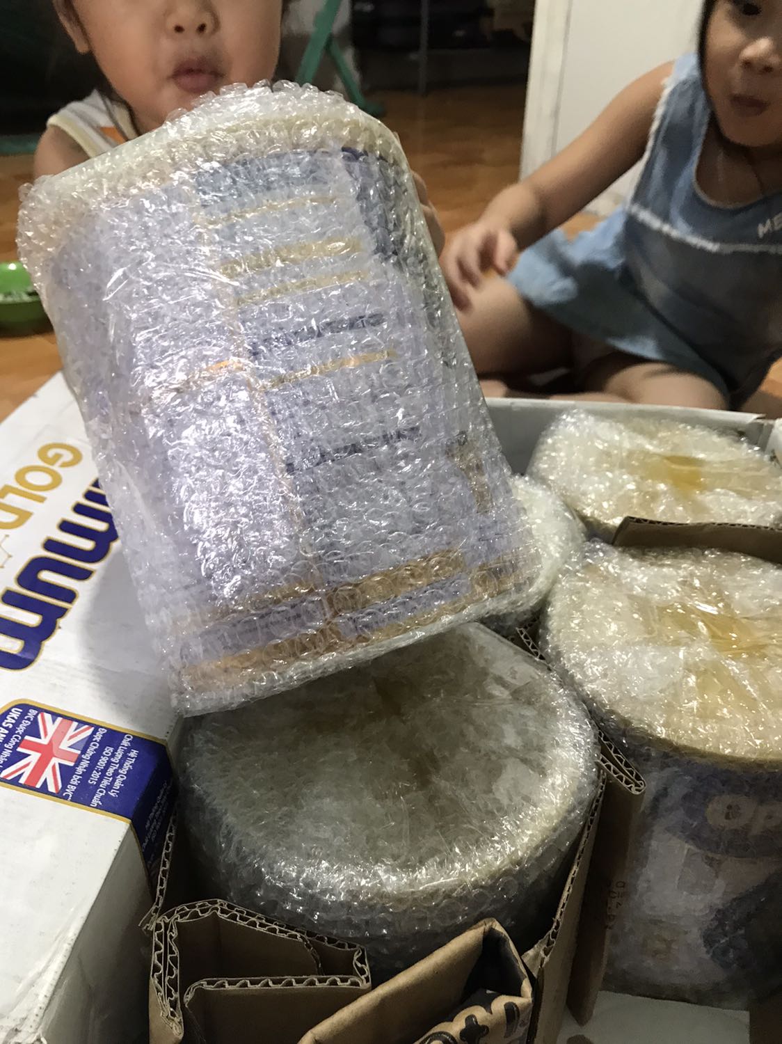 Nhà bán gói hàng xuất sắc. Nhìn phát chịu liền. 2 bé nhà mình đều cho ăn sữa này. Bé sau ăn gần 1 năm trở lại đây, để giảm chi phí. Sữa giá mềm, chất lượng 5 sao. Cả 2 chị em rất ghiền, sữa mát, kg táo bón, cân nặng ok.