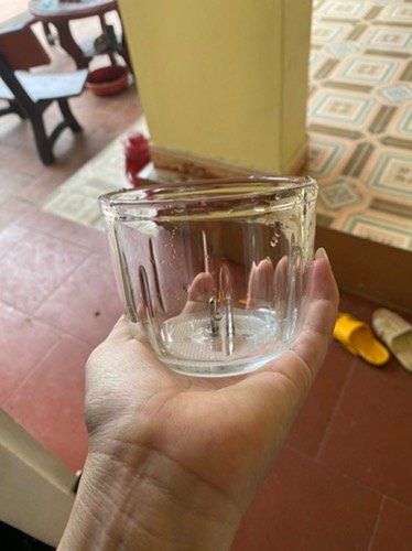 Shop chuẩn bị hàng nhanh. Tư vấn nhiệt tình. Được tăng thêm đồ. Máy xay nhỏ, gọn. Lưỡi dao rất bén, mình chùi đồ bị đụng nhẹ mà chảy máu luôn. Mình xay thử ít bầu và rau thấy máy chạy êm, xay nhanh. Do bé mình 7m r nên mình xay ko nhuyễn lắm. Trong vòng 20s là có rau cho bé rồi. Nên mua nha Mn